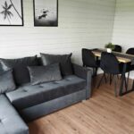 domki nad morzem Relaxo - salon z rozkładanym narożnikiem