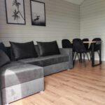 domki nad morzem Relaxo - salon z rozkładanym narożnikiem