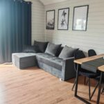 domki nad morzem Relaxo - salon z rozkładanym narożnikiem